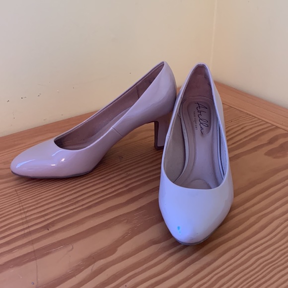 Flesh coloured patent dress shoes. - Picture 2 of 4